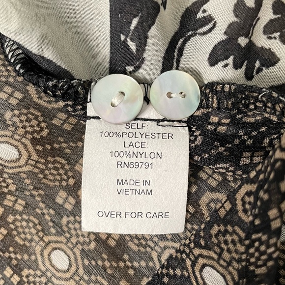 Fig & Flower button down blouse. NWOT - Picture 5 of 5